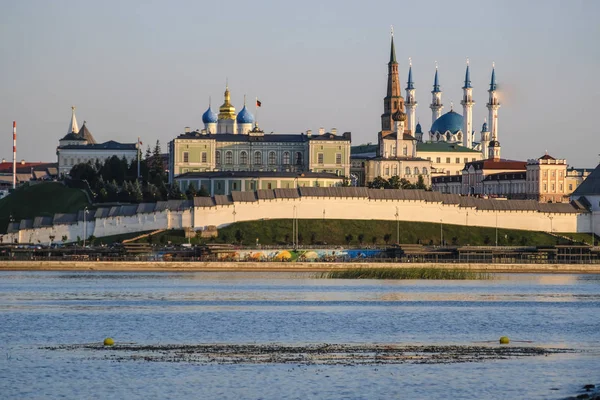 Kazan Kremlin için veiw Kazanka nehir banka.