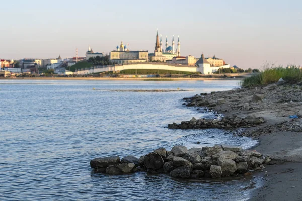 Kazan Kremlin için veiw Kazanka nehir banka.