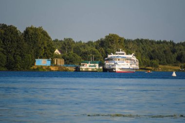 Uglich, Rusya - Ağustos, 26, 2018: bir iskele Uglich, Rusya'da gemilerde