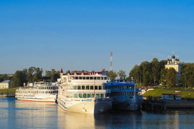 Uglich, Rusya - Ağustos, 26, 2018: bir iskele Uglich, Rusya'da gemilerde