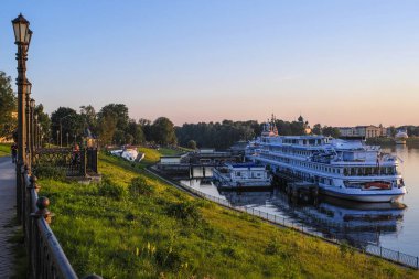 Uglich, Rusya - Ağustos, 26, 2018: bir iskele Uglich, Rusya'da gemilerde
