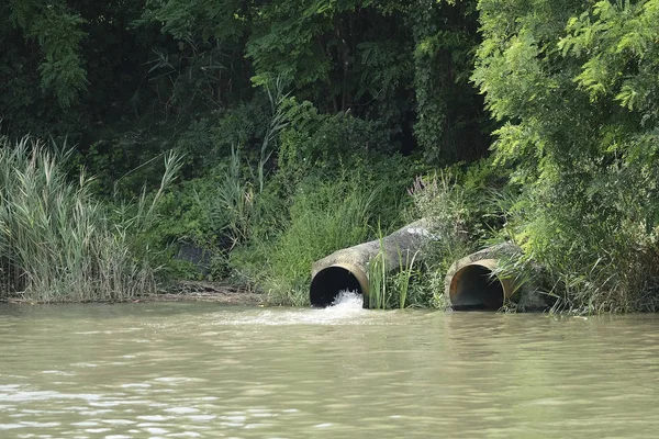 Nehir kıyısına kanalizasyon akar