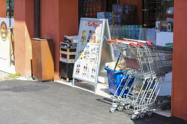 Garda, İtalya - Ağustos, 5, 2018: Garda, İtalya'nın merkezinde bir yaya caddesi üzerinde sokak Dükkanı