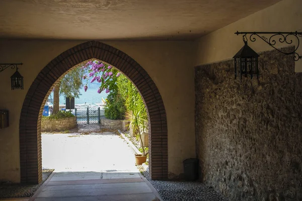 Garda Itália Julho 2018 Arco Aterro Banco Lago Garda Itália — Fotografia de Stock