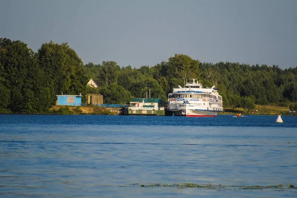 Uglich, Rusya - Ağustos, 26, 2018: bir iskele Uglich, Rusya'da gemilerde