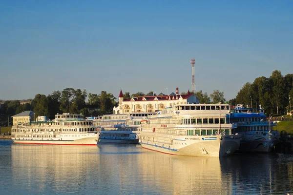 Uglich, Rusya - Ağustos, 26, 2018: bir iskele Uglich, Rusya'da gemilerde