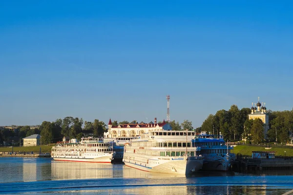 Uglich, Rusya - Ağustos, 26, 2018: bir iskele Uglich, Rusya'da gemilerde