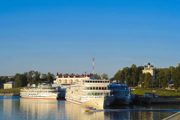 Uglich, Rusya - Ağustos, 26, 2018: bir iskele Uglich, Rusya'da gemilerde