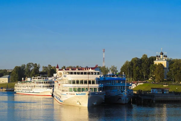 Uglich, Rusya - Ağustos, 26, 2018: bir iskele Uglich, Rusya'da gemilerde
