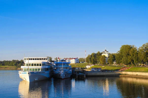 Uglich, Rusya - Ağustos, 26, 2018: bir iskele Uglich, Rusya'da gemilerde