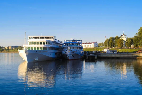 Uglich, Rusya - Ağustos, 26, 2018: bir iskele Uglich, Rusya'da gemilerde