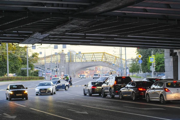 Moskova, Rusya - Ağustos, 28, 2018: berezhkovskaya dolgu Moskova'da trafik