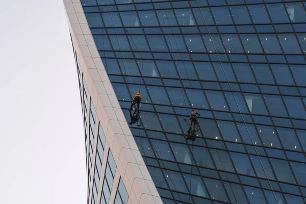 Moscou Rússia Agosto 2018 Steeplejacks Trabalham Muro Prédio Cidade Moscou — Fotografia de Stock