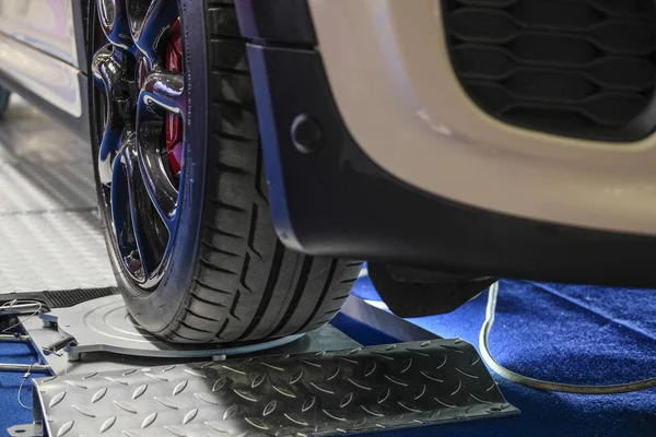 Arabanın içinde bir araba onarım istasyonu