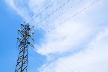 elektrik iletim hattı direğinden