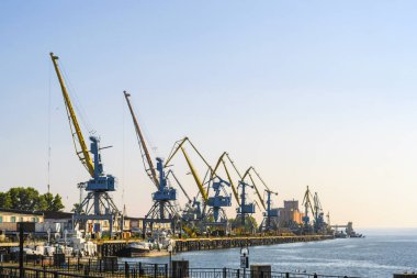 Kazan, Rusya - Ağustos, 20, 2018: bağlantı noktası vinçler harborn Kazan, Rusya'nın içinde