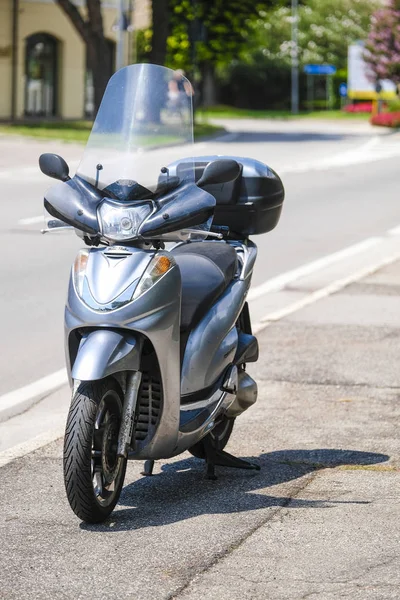 Verona Itália Julho 2018 Motocicleta Estacionada Calçada Verona Itália — Fotografia de Stock