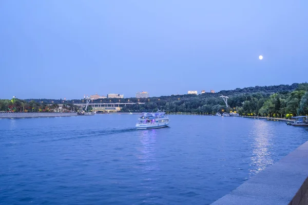 Moskou Rusland Augustus 2018 Dijk Van Moskou Rivier Bij Nacht — Stockfoto