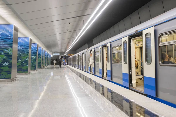 Moskova, Rusya - Ağustos, 31, 2018: Metro Tren İstasyonu Ozernaya, Moskova, Rusya