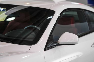 Bir ayna ile birlikte yan arabayla veiw