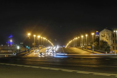 Moskova, Rusya - Eylül, 6, 2018: gece trafik Moskova, Rusya
