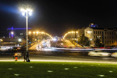 Moskova, Rusya - Eylül, 6, 2018: gece trafik Moskova, Rusya
