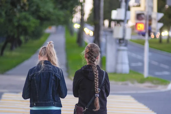 Twee Meisjes Staan Een Verkeerslicht — Stockfoto
