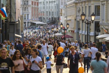 Moskova, Rusya - Eylül, 10, 2018: yayalar Moskova Sokağı Kuznetsky üzerinde en