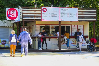 Moskova, Rusya - Eylül, 15, 2018: kiosk Sokolnicky parkta, Moskova, Rusya