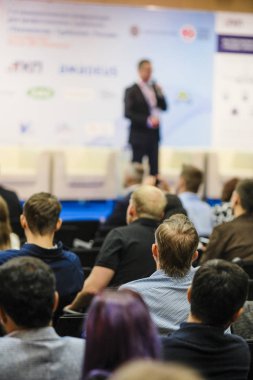İnsanlar üzerinde bir konferans