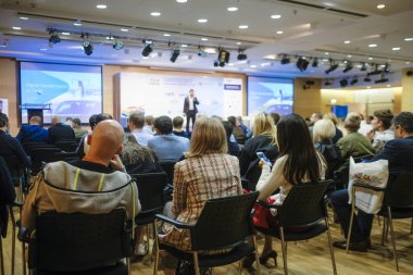 İnsanlar üzerinde bir konferans