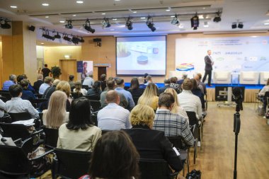 İnsanlar üzerinde bir konferans