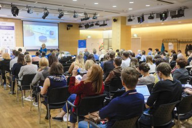 İnsanlar üzerinde bir konferans