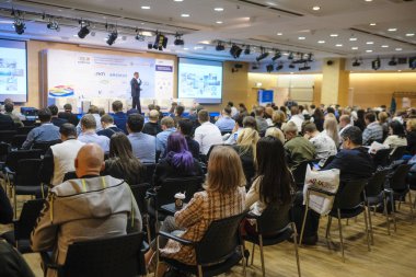 İnsanlar üzerinde bir konferans