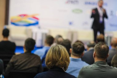 İnsanlar üzerinde bir konferans