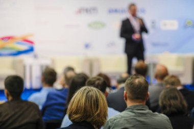 İnsanlar üzerinde bir konferans