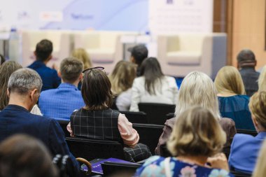 İnsanlar üzerinde bir konferans