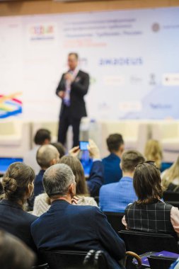 İnsanlar üzerinde bir konferans