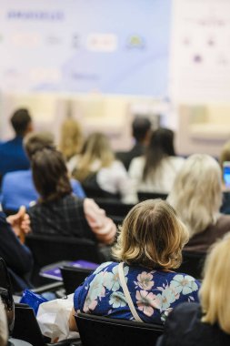 İnsanlar üzerinde bir konferans