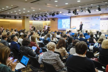 İnsanlar üzerinde bir konferans