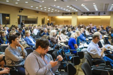 İnsanlar üzerinde bir konferans