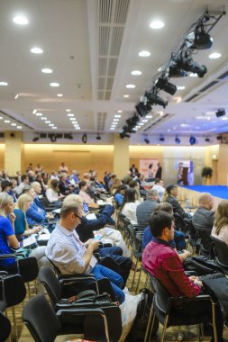 İnsanlar üzerinde bir konferans