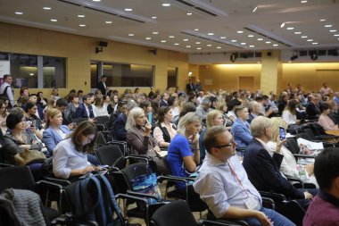 İnsanlar üzerinde bir konferans