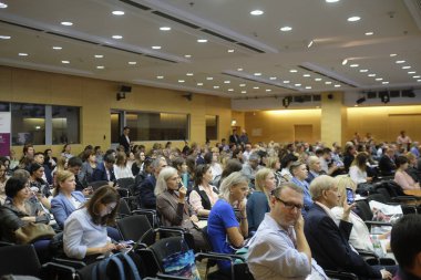 İnsanlar üzerinde bir konferans