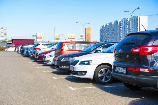 Moskwa Rosja Września 2018 Samochody Punkt Przecięcia Osią Parking Pobliżu — Zdjęcie stockowe