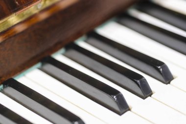 Piyano tuşları kapat