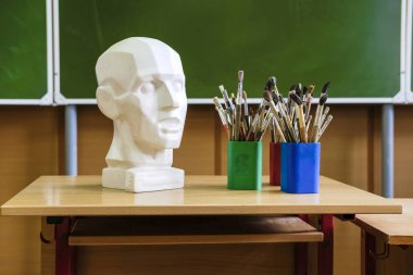 Ressamın fırçalar sıva kafa ile kümesi