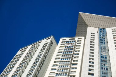 Çok öykülü ev duvarı