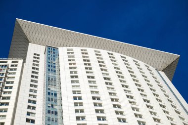 Çok öykülü ev duvarı