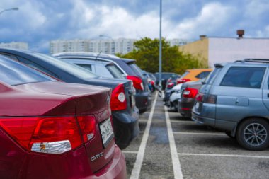 Moskova, Rusya - Eylül, 20, 2018: Arabalara binen bir park-ve-Moskova, Rusya Annino metro istasyonu yakınındaki otopark park